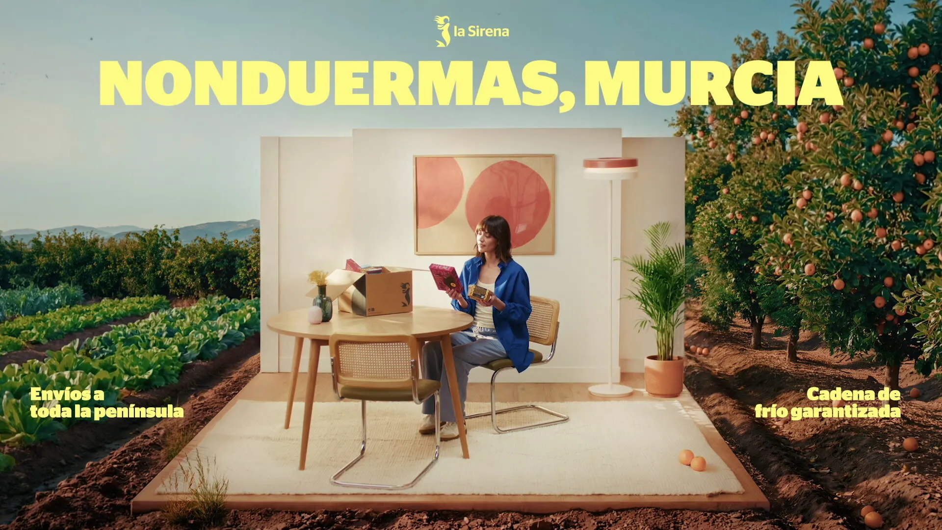 Carousel of featured cases: La Sirena «Nonduermas, Murcia», a shoot that combines AI-generated landscapes with traditional on-set filming.
